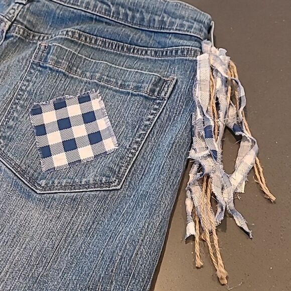 Old Navy jeans upcycle apron. Distressed edges - Picture 8 of 11